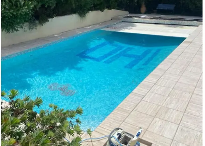 Semaphore Piscine Gratuite Juillet Et Aout Parking Prive *